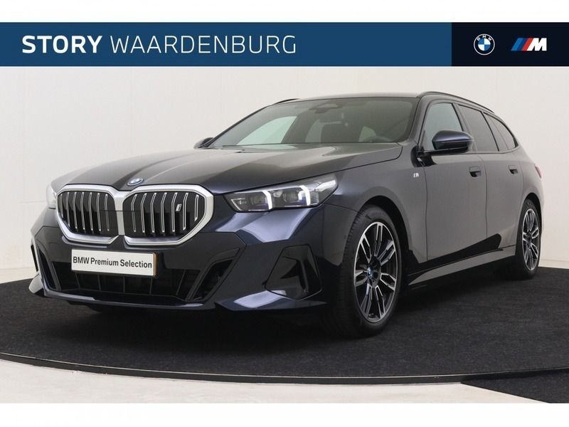 M carbonschwarz Gebruikt 2024 BMW i5 M Sport Sedan | € 63.950 (Eerlijke prijs) - Afbeelding 1/4