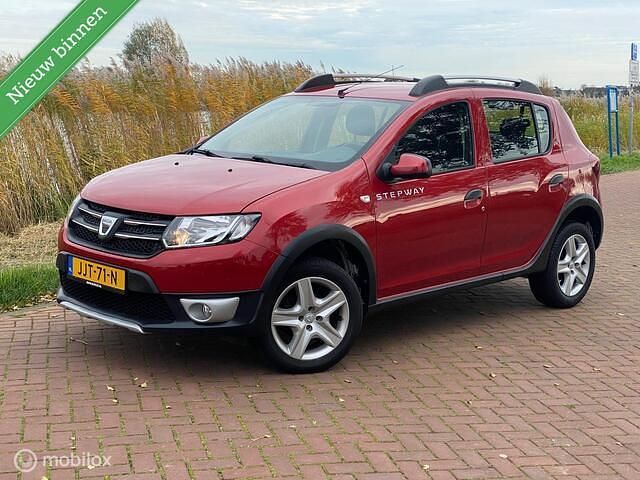 Rood Gebruikt 2016 Dacia Sandero Stepway Hatchback | € 6.750 (Goede deal) - Afbeelding 1/4