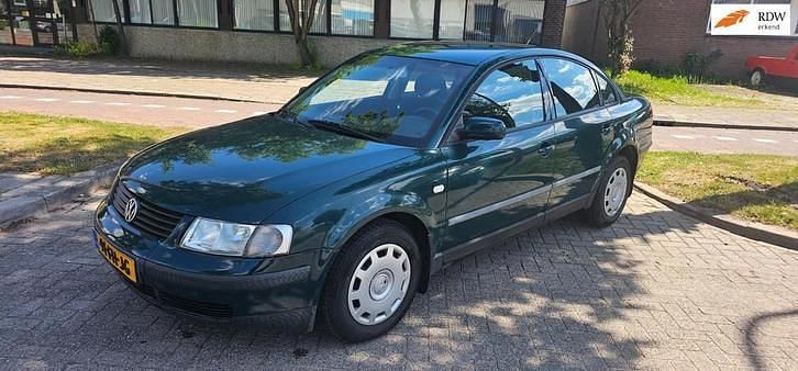Groen Gebruikt 2000 VW Passat Comfortline Sedan | € 1.450 (Eerlijke prijs) - Afbeelding 1/4