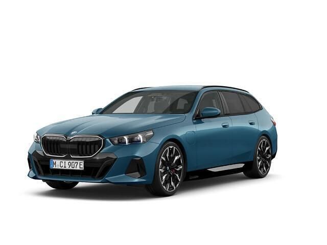 Blauw Nieuw 2025 BMW 530e M Sport Stationwagen | € 104.044 - Afbeelding 1/4