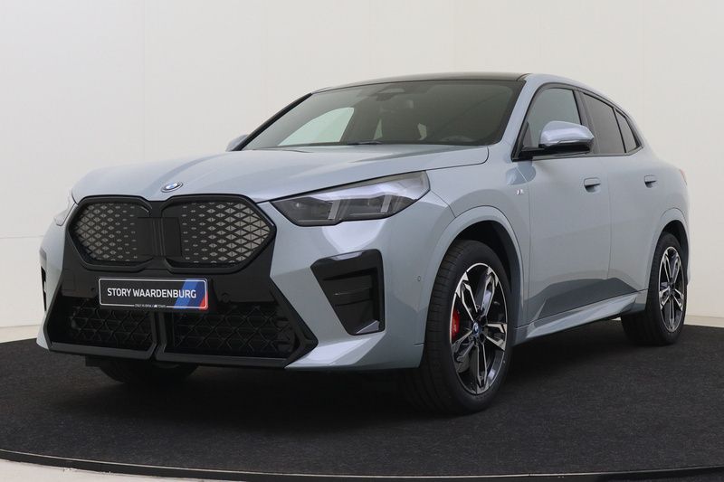 Grijs Nieuw 2025 BMW iX2 Comfort Edition SUV | € 60.521 (Super prijs) - Afbeelding 1/4