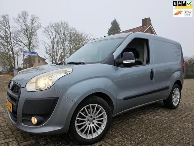 Grijs Occasion 2011 Fiat Doblò MPV | € 6.995 (Eerlijke prijs) - Afbeelding 1/4