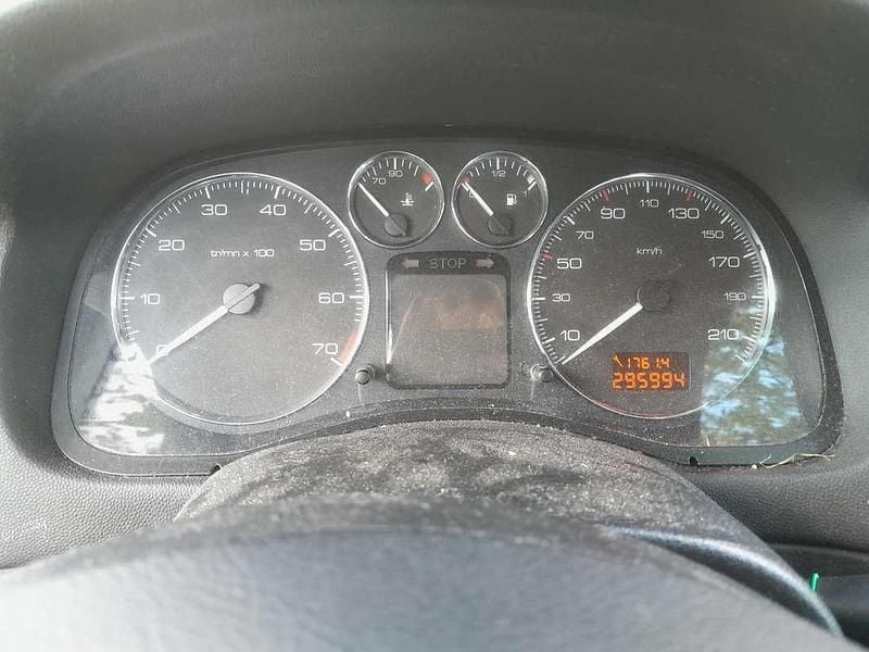 Paars Gebruikt 2006 Peugeot 307 Stationwagen | € 750 (Goede deal) - Afbeelding 1/4