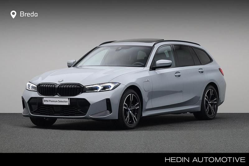 Grijs (metallic) Gebruikt 2023 BMW 330e M Sport Stationwagen | € 44.880 (Eerlijke prijs) - Afbeelding 1/4