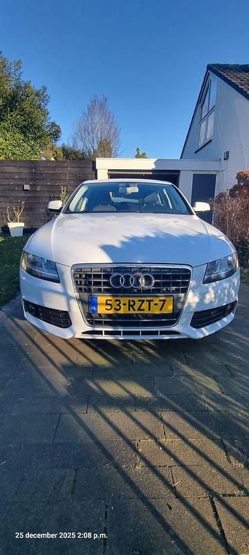 Wit (metallic) Occasion 2011 Audi A4 Business Sedan | € 6.400 (Eerlijke prijs) - Afbeelding 1/4