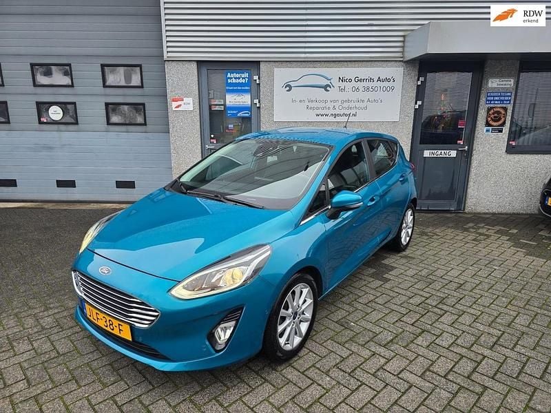 Blauw (metallic) Gebruikt 2017 Ford Fiesta Titanium Hatchback | € 13.749 (Goede deal) - Afbeelding 1/4