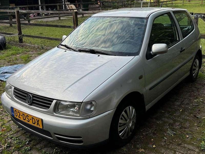 Zilver Gebruikt 1999 VW Polo Hatchback | € 875 (Goede deal) - Afbeelding 1/4