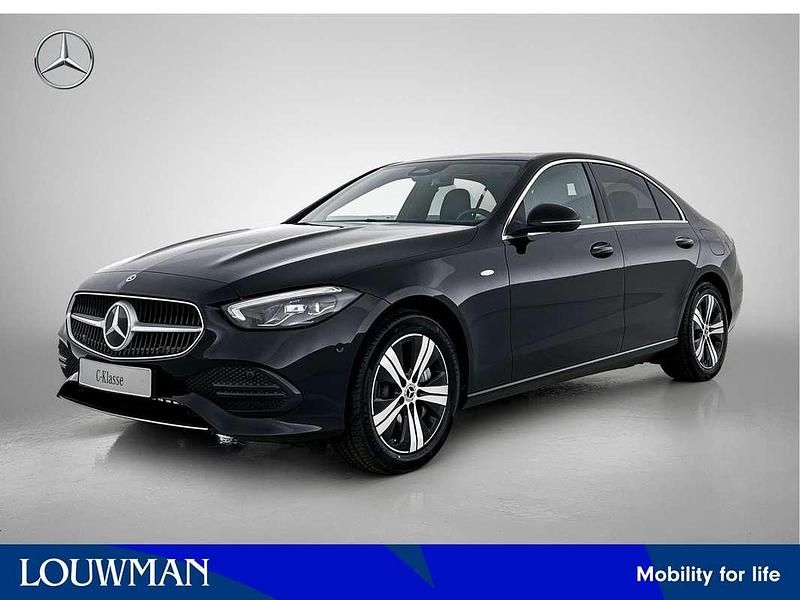 Zwart Nieuw 2025 Mercedes C300e Business Sedan | € 58.560 (Super prijs) - Afbeelding 1/4