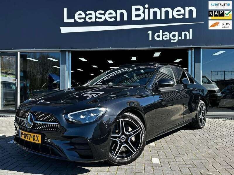 Zwart, metallic lak Gebruikt 2022 Mercedes E300 AMG Sedan | € 51.950 (Eerlijke prijs) - Afbeelding 1/4