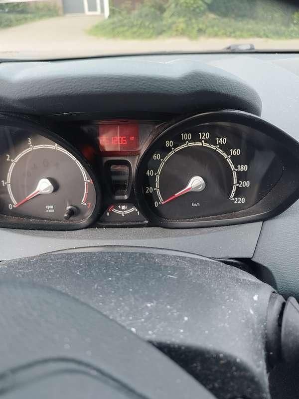 Gebruikt 2010 Ford Fiesta Ambiente Hatchback | € 4.000 - Afbeelding 1/4