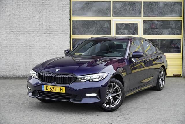 Blauw (metallic) Occasion 2021 BMW 318 Executive Sedan | € 25.950 (Super prijs) - Afbeelding 1/1