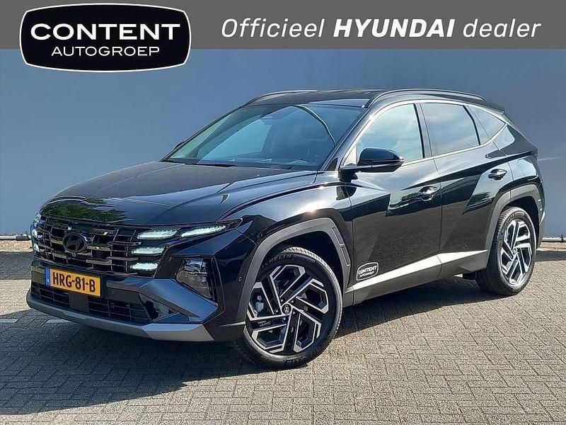 Abyss black (zwart metallic) Occasion 2025 Hyundai Tucson Premium SUV | € 41.940 (Eerlijke prijs) - Afbeelding 1/4