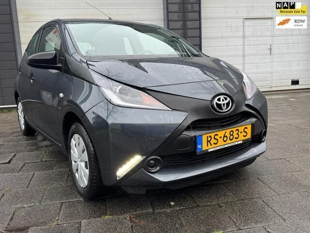 Grijs Gebruikt 2018 Toyota Aygo Hatchback | € 7.750 (Eerlijke prijs) - Afbeelding 1/4