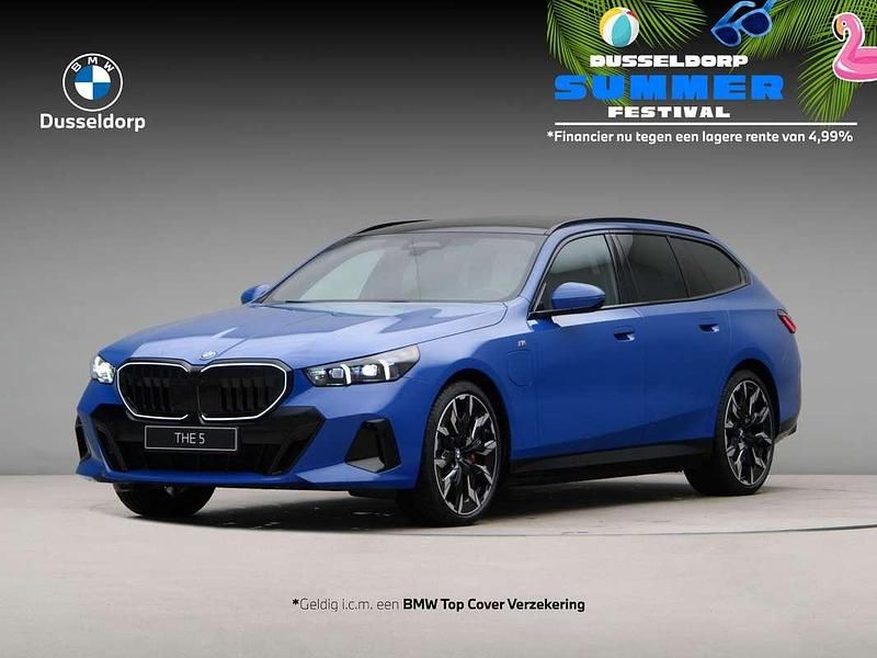 Blauw Nieuw 2025 BMW 550e Comfort Edition Stationwagen | € 120.614 - Afbeelding 1/4