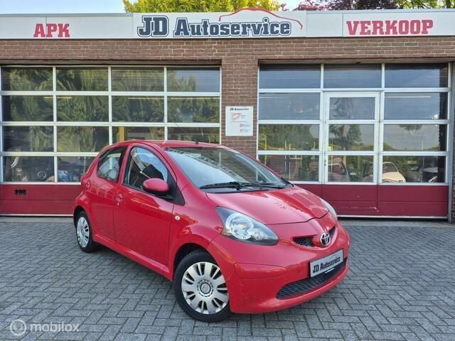 Rood Gebruikt 2009 Toyota Aygo Hatchback | € 2.500 (Goede deal) - Afbeelding 1/4