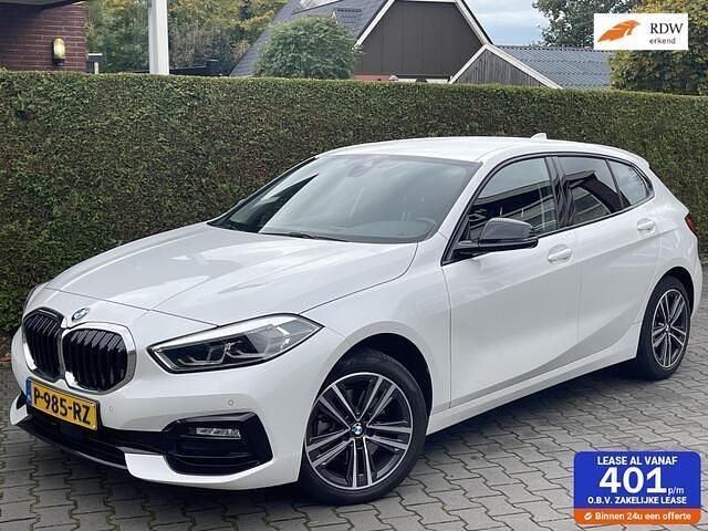 Wit Occasion 2022 BMW 118 Sport Line Hatchback | € 23.495 (Eerlijke prijs) - Afbeelding 1/4