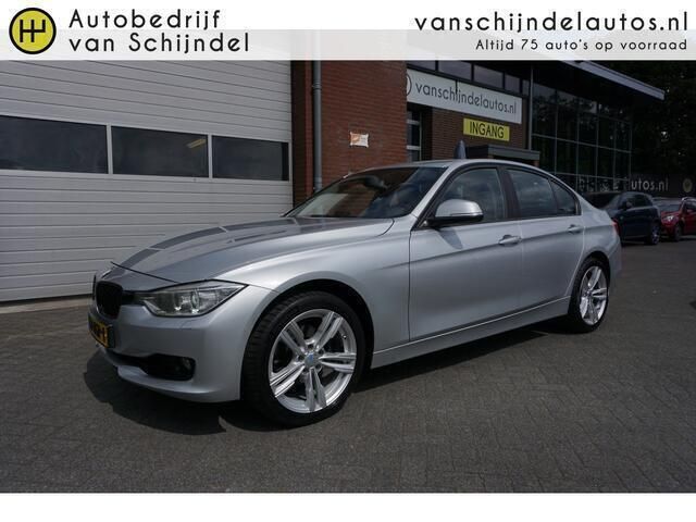 Grijs Gebruikt 2012 BMW 320 Sedan | € 12.745 (Eerlijke prijs) - Afbeelding 1/4
