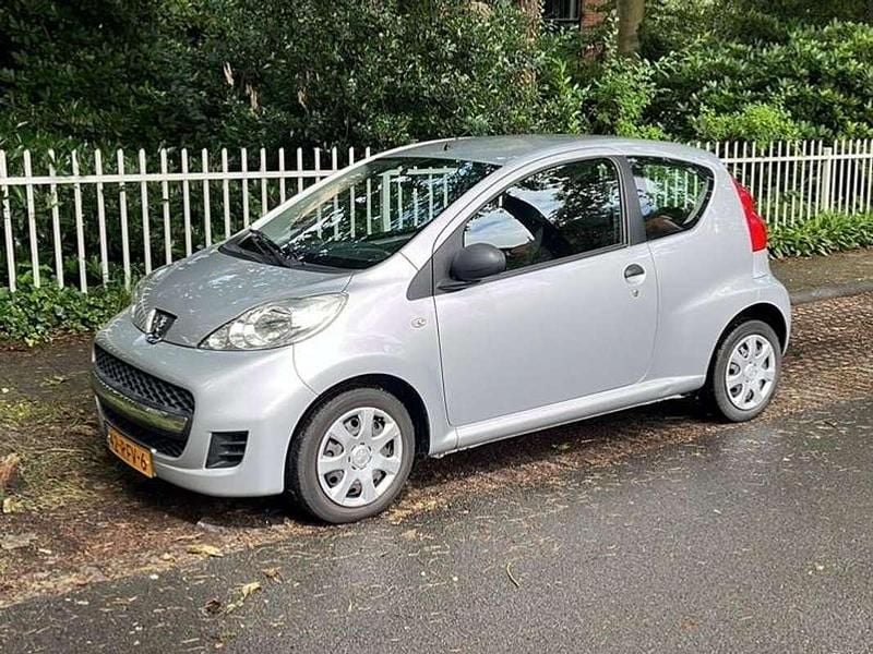 Grijs Gebruikt 2011 Peugeot 107 Hatchback | € 3.400 (Eerlijke prijs) - Afbeelding 1/2