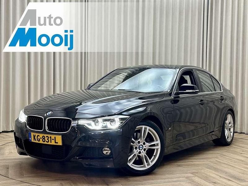 Zwart (metallic) Gebruikt 2016 BMW 330e M Sport Sedan | € 21.950 (Goede deal) - Afbeelding 1/4