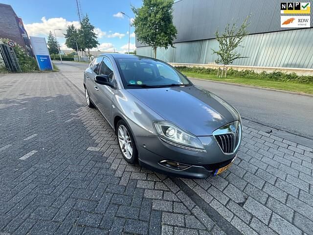 Grijs Gebruikt 2009 Lancia Delta Hatchback | € 1.599 - Afbeelding 1/4