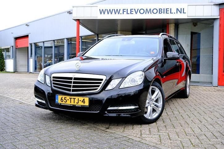 Zwart Occasion 2011 Mercedes E200 Avantgarde Stationwagen | € 8.950 (Goede deal) - Afbeelding 1/4