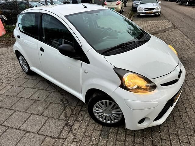 Wit Gebruikt 2012 Toyota Aygo Comfort Hatchback | € 3.999 (Eerlijke prijs) - Afbeelding 1/4