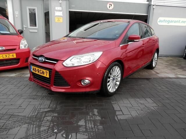 Rood Occasion 2011 Ford Focus Hatchback | € 2.850 (Goede deal) - Afbeelding 1/4