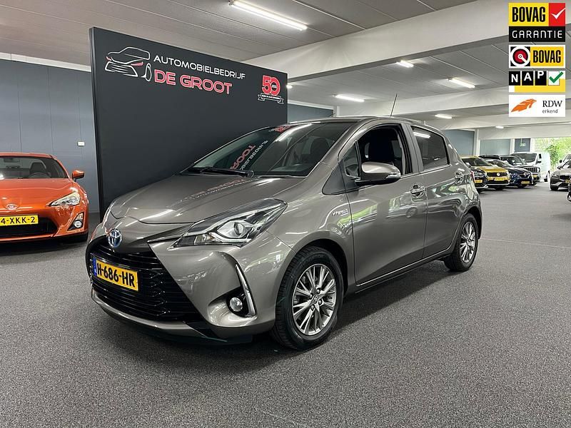 Grijs Gebruikt 2020 Toyota Yaris Hybrid Hatchback | € 17.250 (Goede deal) - Afbeelding 1/4
