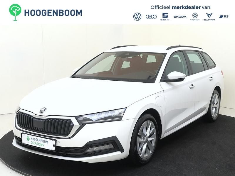 Wit Occasion 2023 Skoda Octavia Business Line Stationwagen | € 25.950 (Goede deal) - Afbeelding 1/4