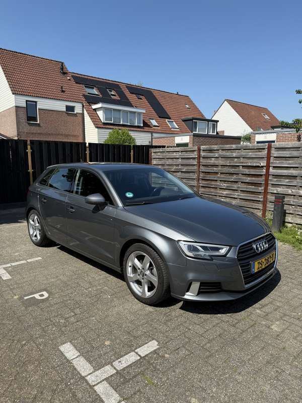Grijs Gebruikt 2019 Audi A3 Hatchback | € 18.000 (Iets duurder) - Afbeelding 1/4