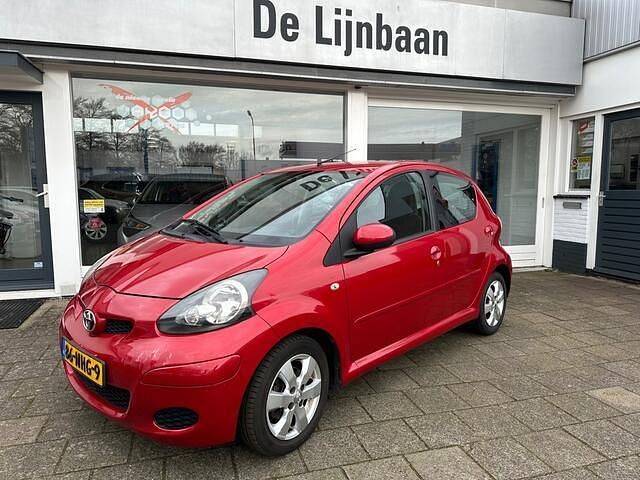 Rood (metallic) Gebruikt 2010 Toyota Aygo Hatchback | € 2.100 (Goede deal) - Afbeelding 1/4
