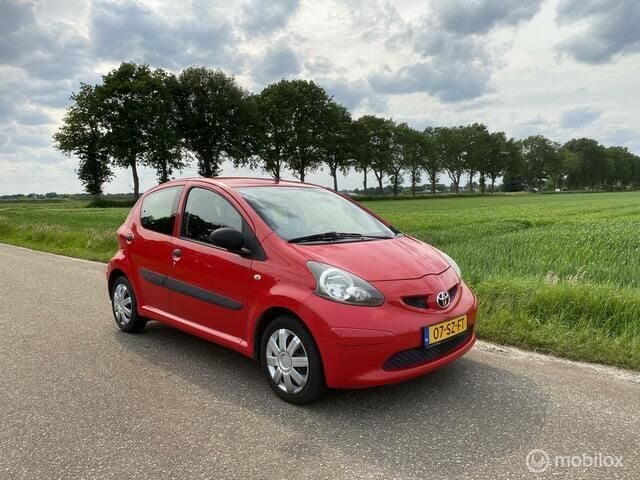 Rood Gebruikt 2006 Toyota Aygo Hatchback | € 1.799 (Goede deal) - Afbeelding 1/4