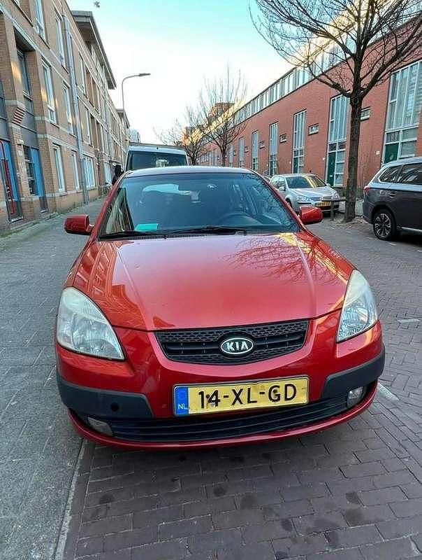 Rood Gebruikt 2007 Kia Rio MPV | € 1.300 (Eerlijke prijs) - Afbeelding 1/4