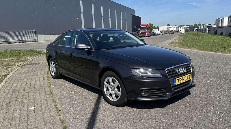 Grijs Gebruikt 2010 Audi A4 Business Sedan | € 4.495 (Goede deal) - Afbeelding 1/4