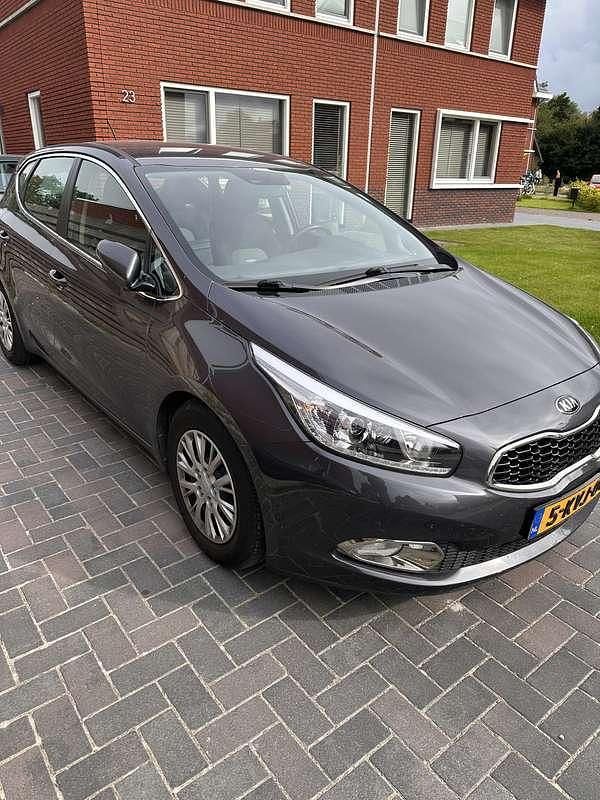 Grijs Gebruikt 2013 Kia Ceed 2 Hatchback | € 10.500 (Iets duurder) - Afbeelding 1/4
