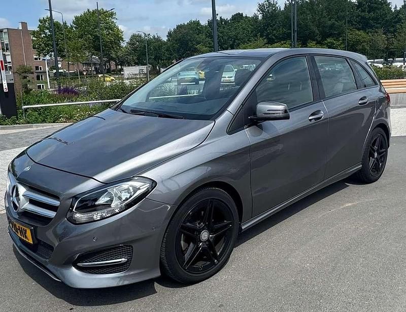 Grijs Gebruikt 2016 Mercedes B180 Ambition MPV | € 15.750 (Goede deal) - Afbeelding 1/4
