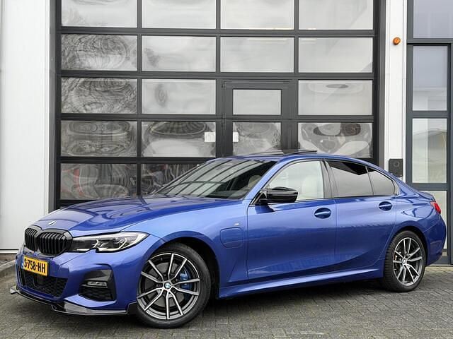 Blauw Occasion 2020 BMW 330 M Sport Sedan | € 29.995 (Eerlijke prijs) - Afbeelding 1/4