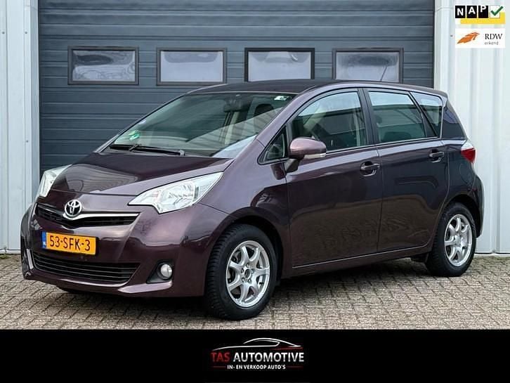 Paars (metallic) Gebruikt 2011 Toyota Verso-S Stationwagen | € 7.450 (Eerlijke prijs) - Afbeelding 1/4