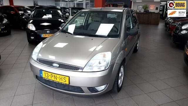 Grijs Gebruikt 2002 Ford Fiesta Ghia Hatchback | € 1.950 (Eerlijke prijs) - Afbeelding 1/4