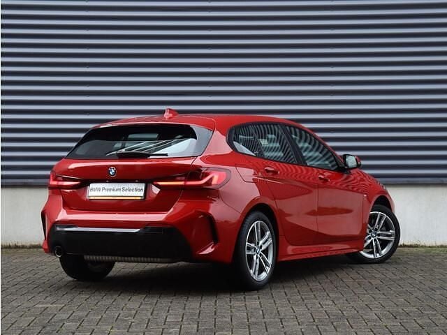 Rood Gebruikt 2023 BMW 118 Shadowline Hatchback | € 26.900 (Eerlijke prijs) - Afbeelding 1/3