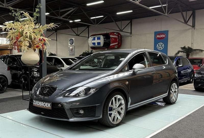 Grijs, metallic lak Gebruikt 2011 Seat Leon FR Hatchback | € 7.999 (Duur) - Afbeelding 1/4