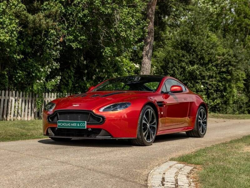 Roodvolcano red Gebruikt 2014 Aston Martin V12 Vantage Coupé | € 99.625 - Afbeelding 1/4