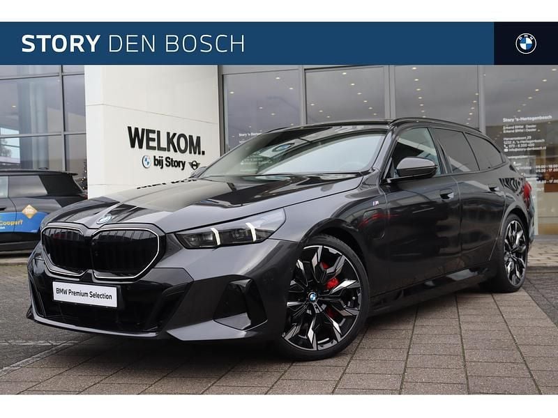 Grijs Gebruikt 2025 BMW 550e M Sport Stationwagen | € 89.950 (Super prijs) - Afbeelding 1/4