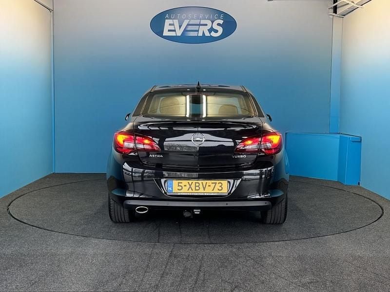Occasion Opel Astra Design Edition 2014 Zwart Sedan