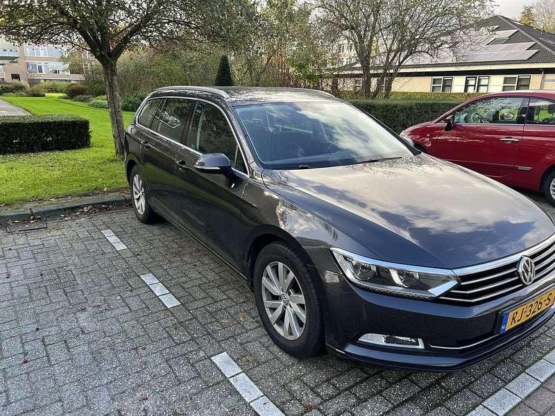 Grijs Gebruikt 2017 VW Passat Stationwagen | € 15.500 (Goede deal) - Afbeelding 1/4