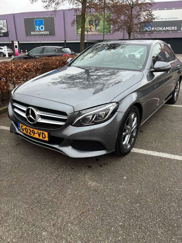 Grijs Gebruikt 2018 Mercedes C180 Premium Plus Sedan | € 24.000 (Eerlijke prijs) - Afbeelding 1/4
