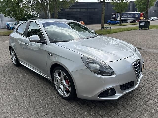 Occasion Alfa Romeo Giulietta Distinctive 170 PK (125 kW) 2012 Grijs, metallic lak Hatchback