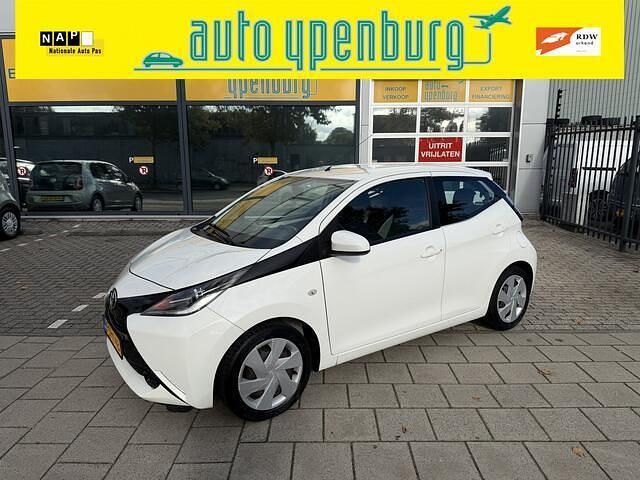 Wit Gebruikt 2015 Toyota Aygo X-play Hatchback | € 6.950 (Eerlijke prijs) - Afbeelding 1/4
