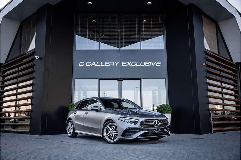Grijs Gebruikt 2024 Mercedes A250 AMG line Hatchback | € 33.750 (Super prijs) - Afbeelding 1/4