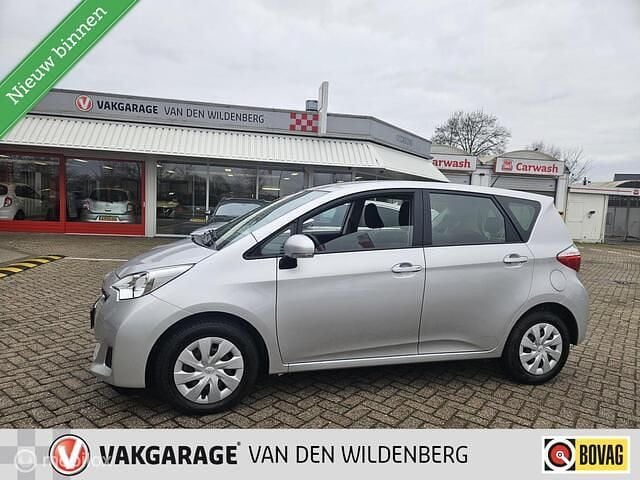 Grijs Gebruikt 2014 Toyota Verso-S Limited MPV | € 13.750 (Eerlijke prijs) - Afbeelding 1/4